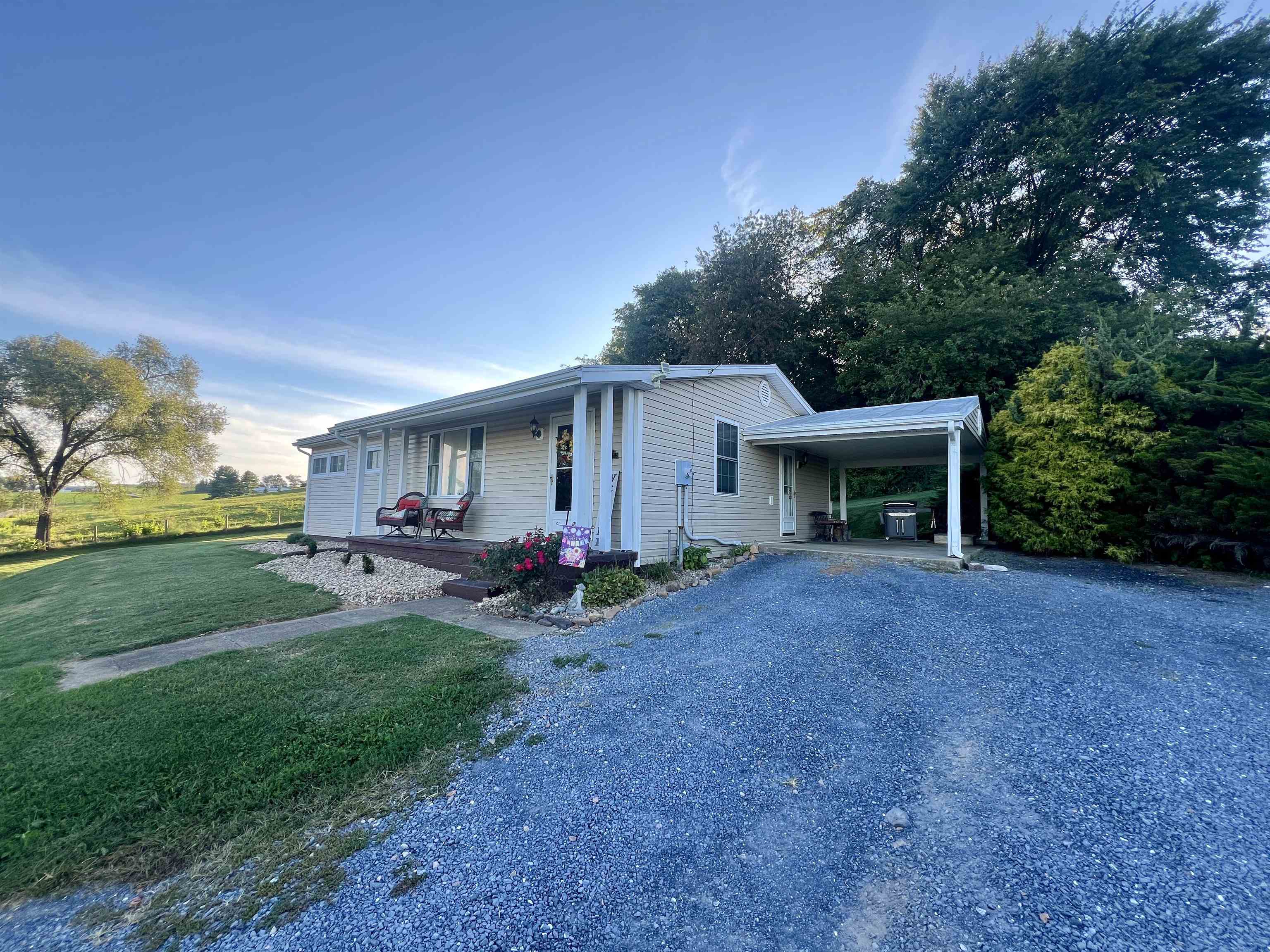 a view of a house with backyard and garden