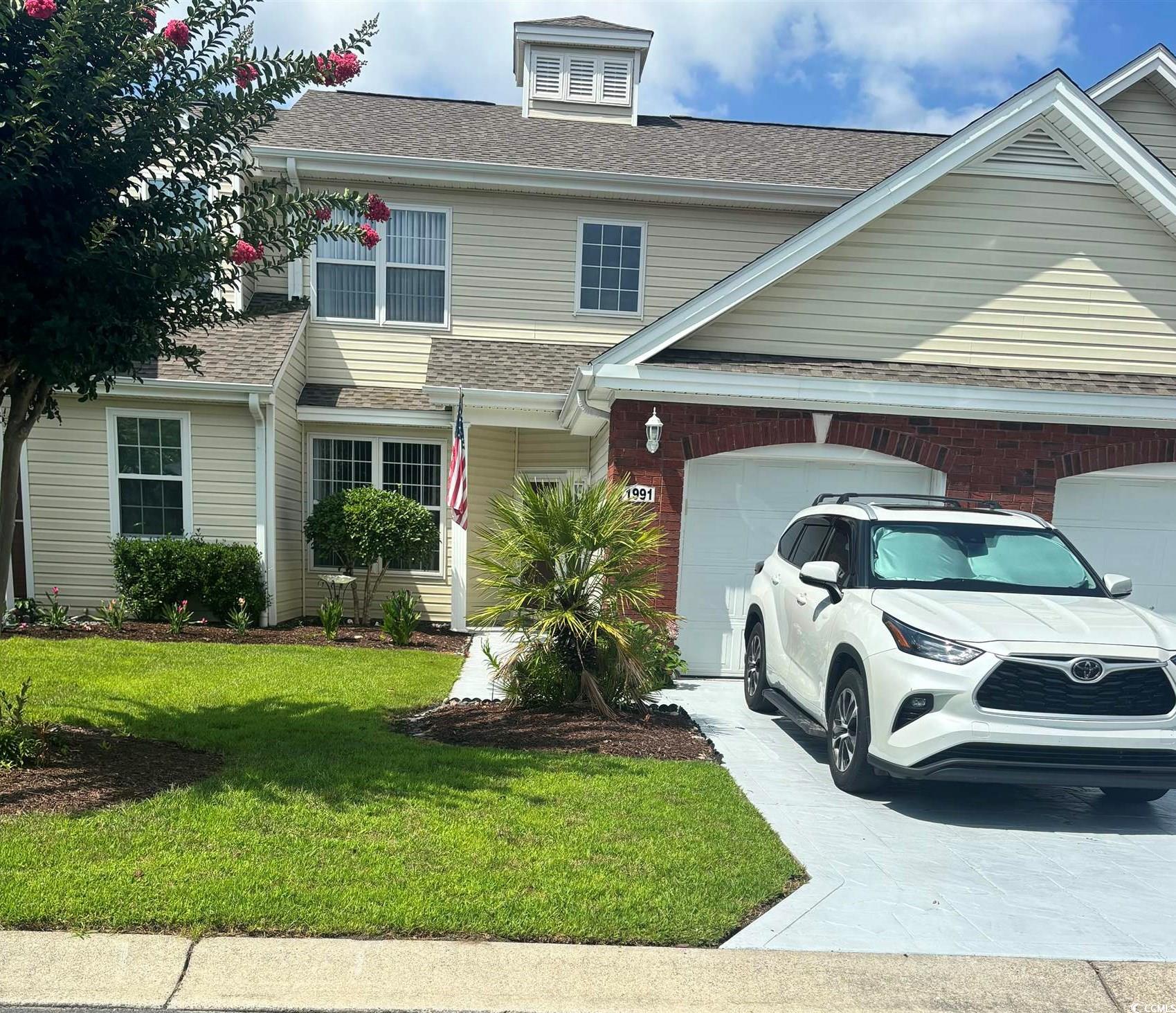 View of front facade featuring a front lawn and a