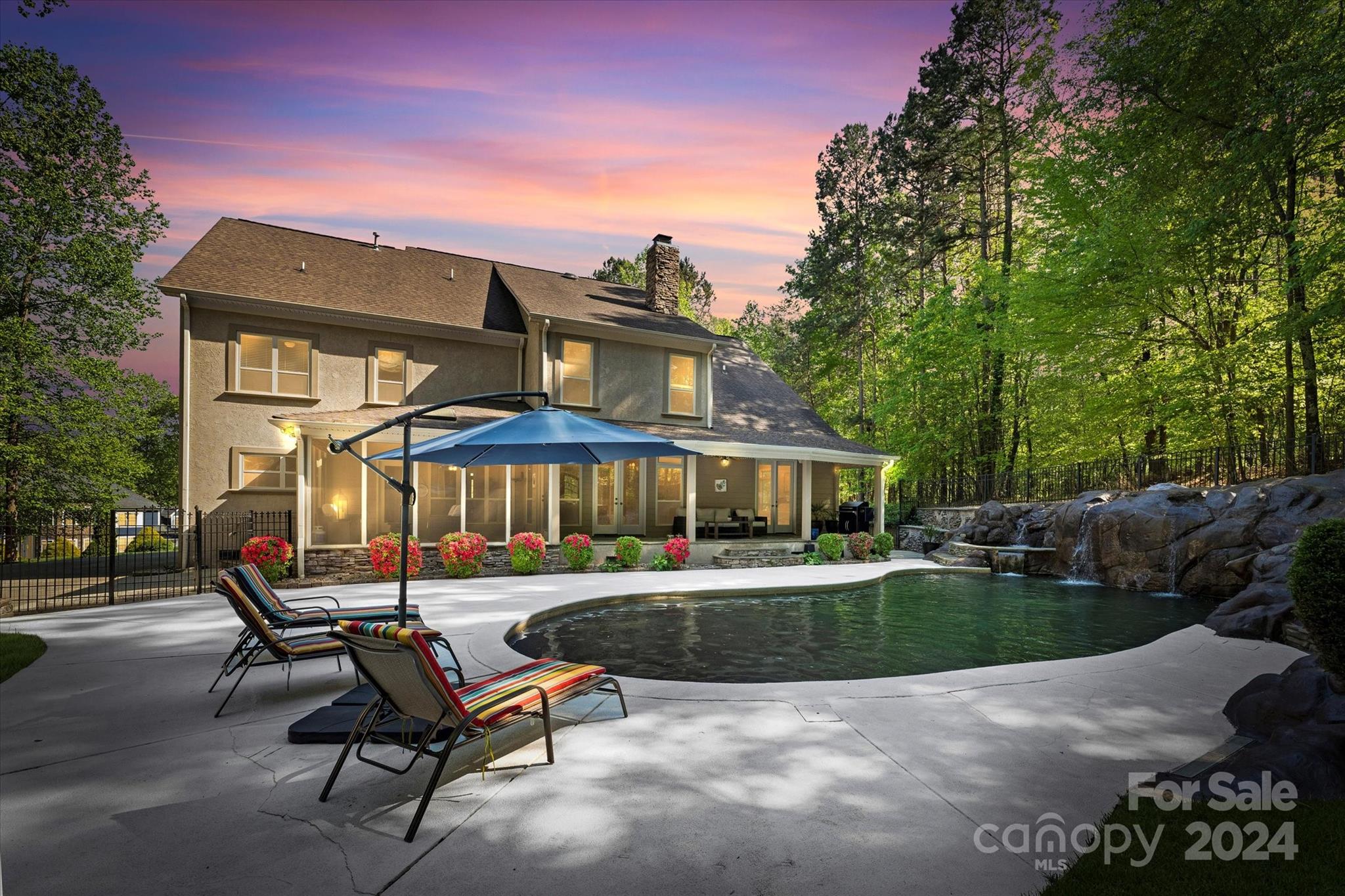 a view of a house with backyard and sitting area