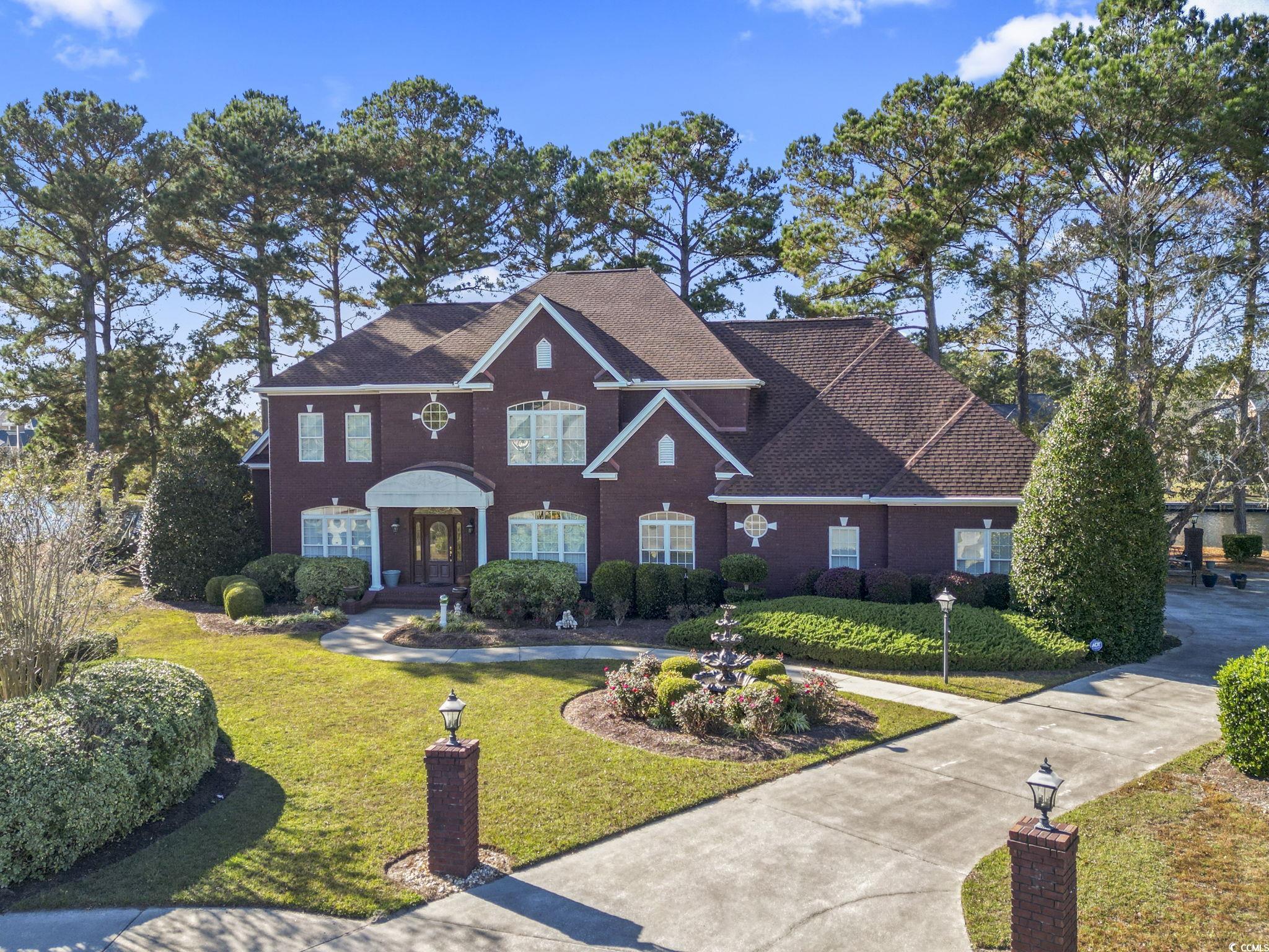 View of front facade featuring a front lawn