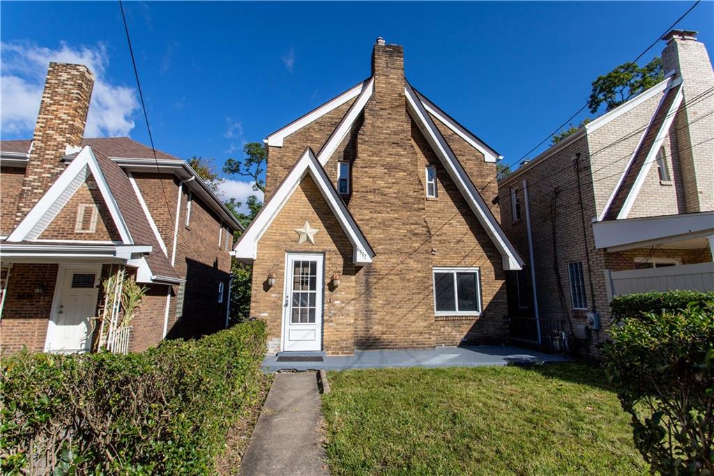 a view of front of house with a yard