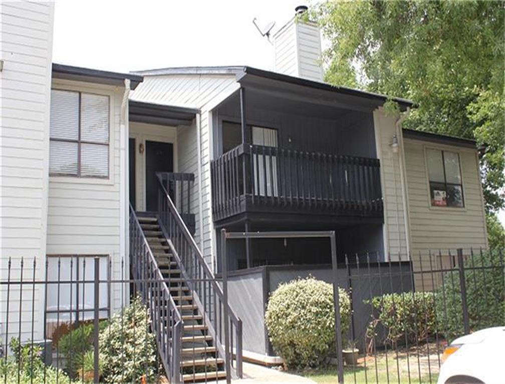 a view of entryway with a front door