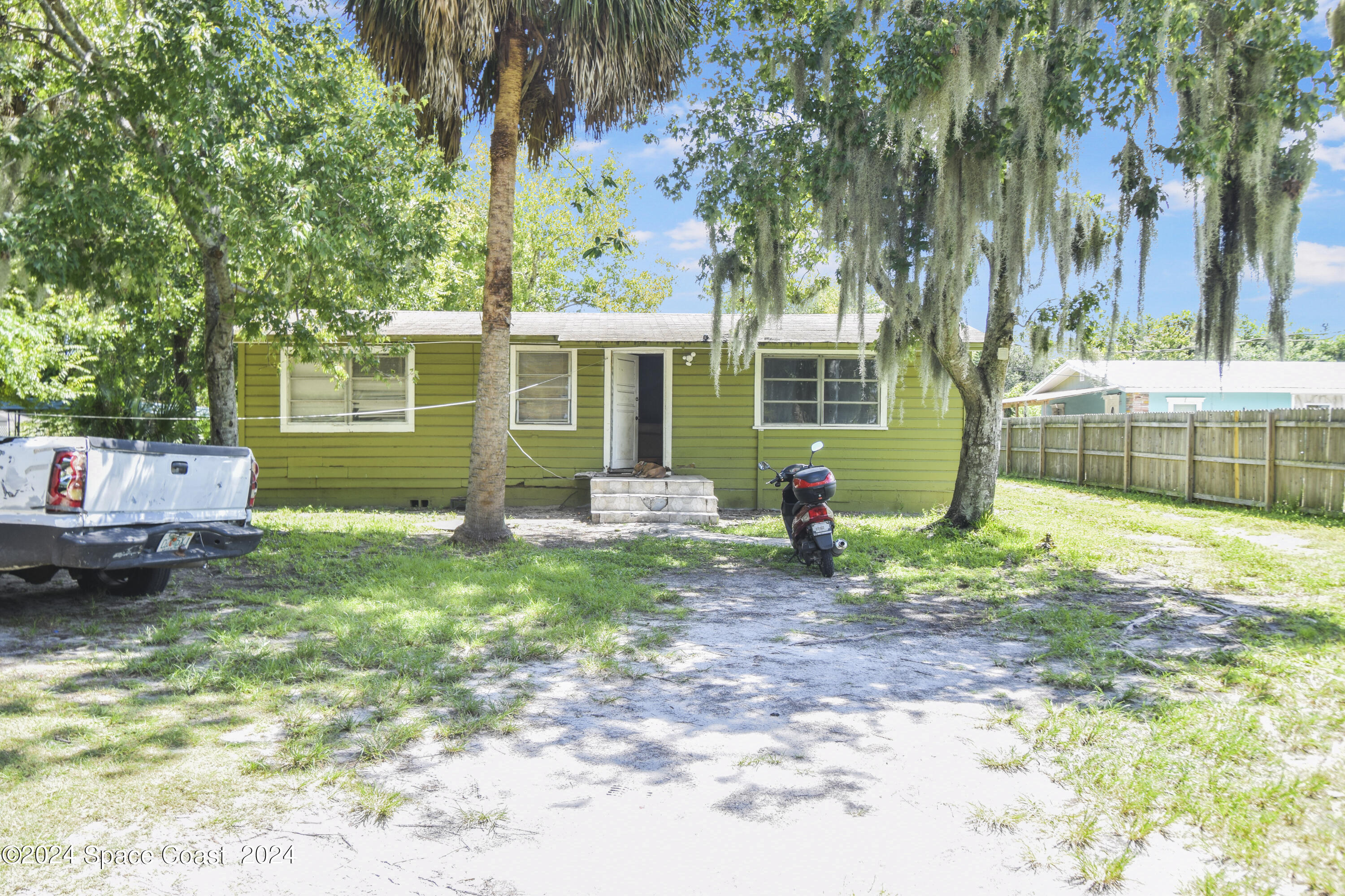 a view of a house with backyard