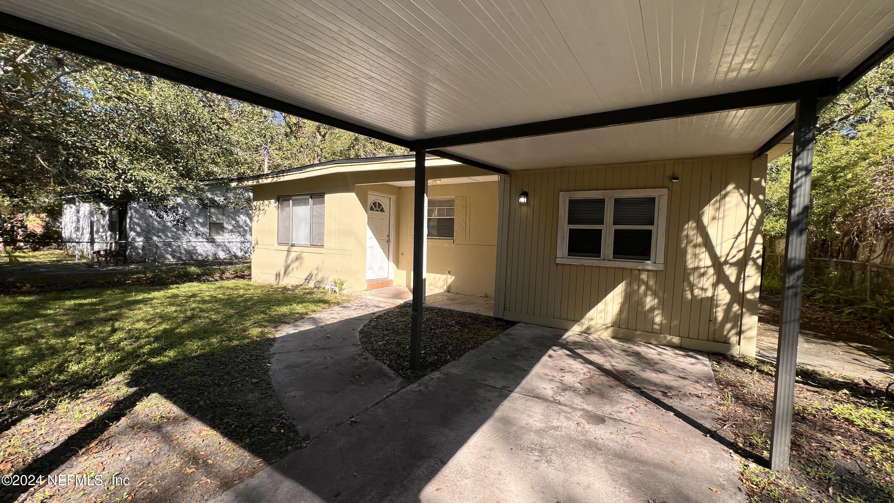 a view of a house with backyard