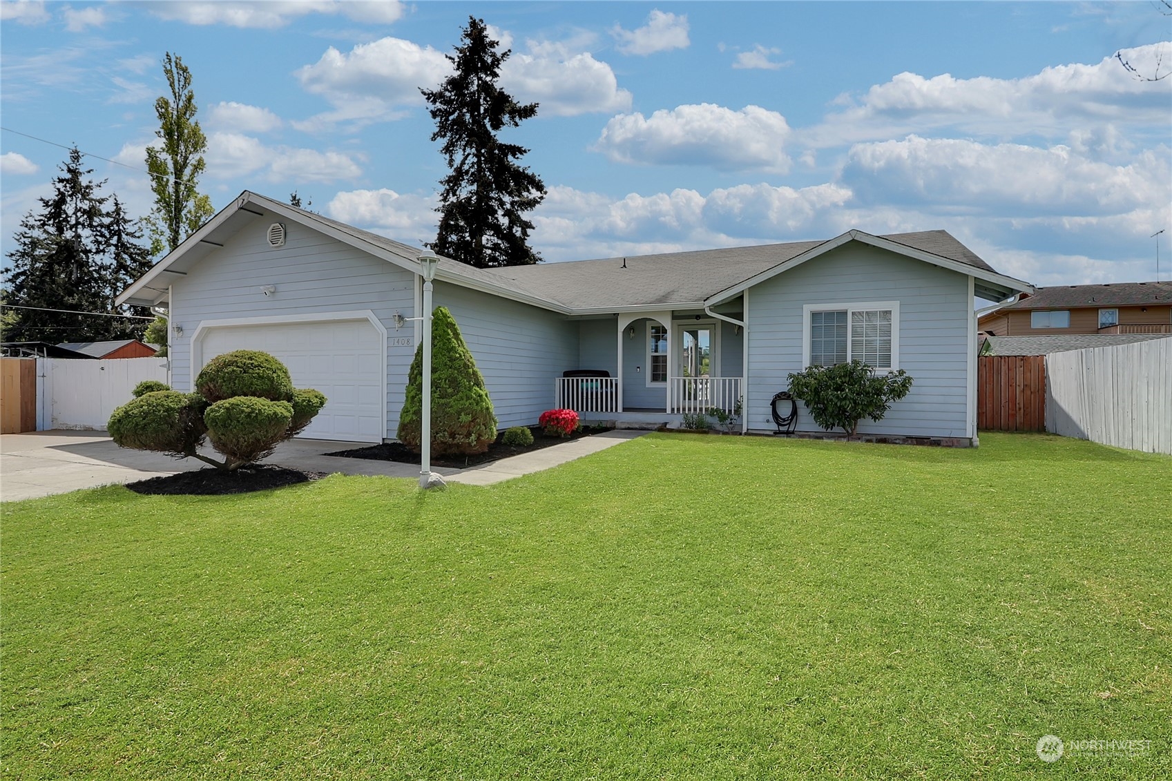 a view of a house with backyard and garden