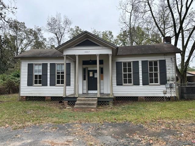 a view of house with a yard