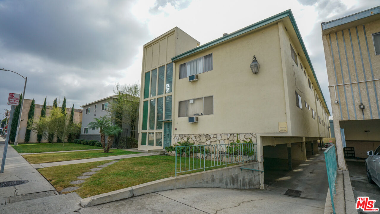 a view of a house with a backyard