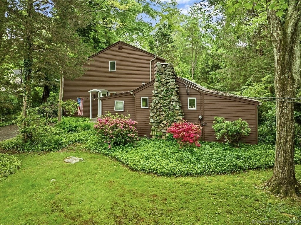 Welcome home! Make this charming home your own!!!