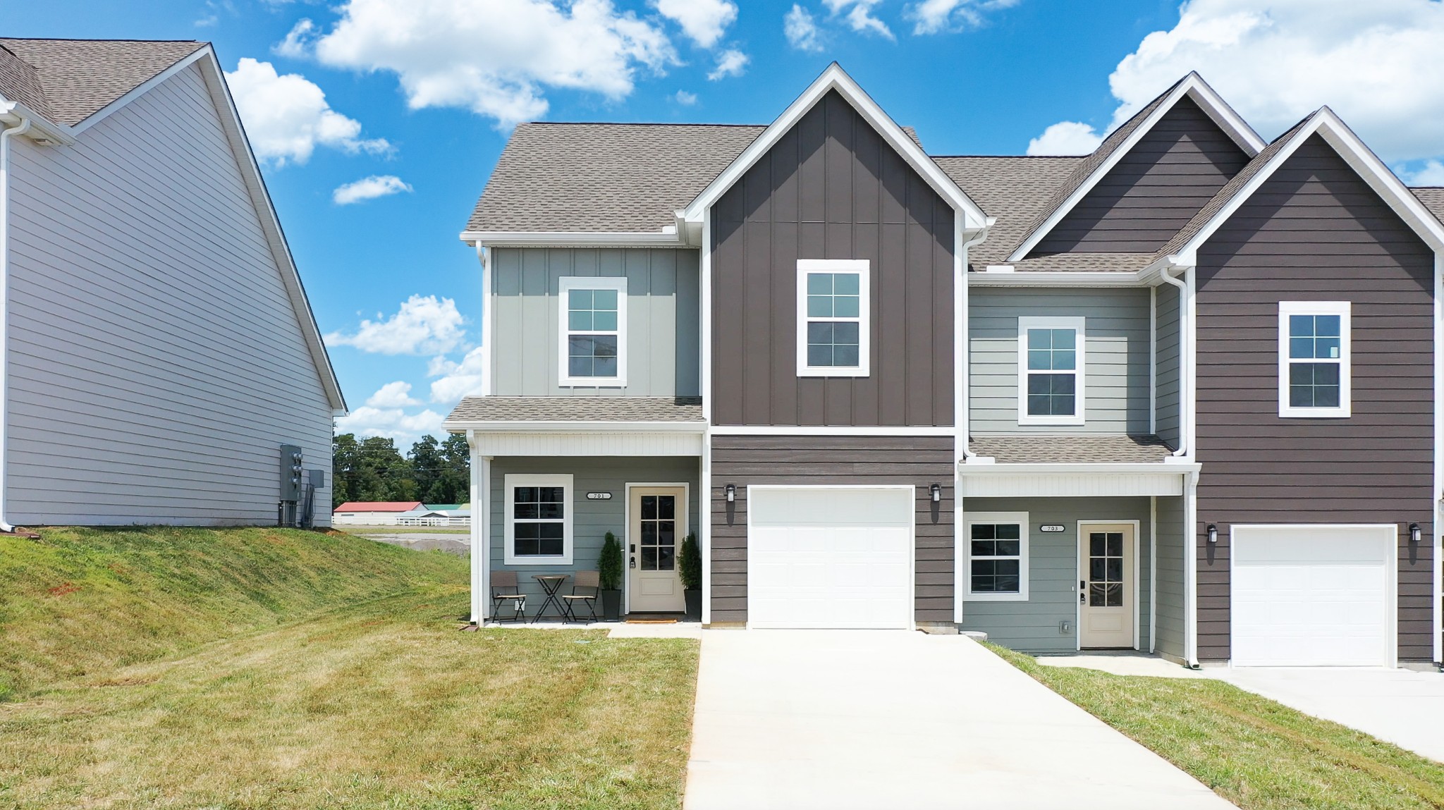 a view of a yard in front of house