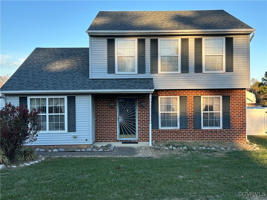 View of front of house featuring a front yard