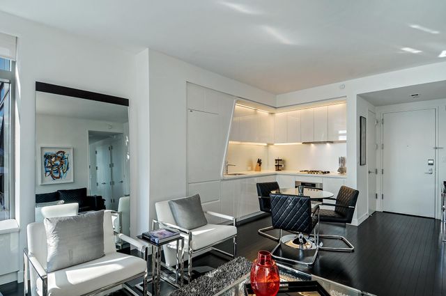 $1,085,000 | 123 Washington Street, Unit 42F | Financial District