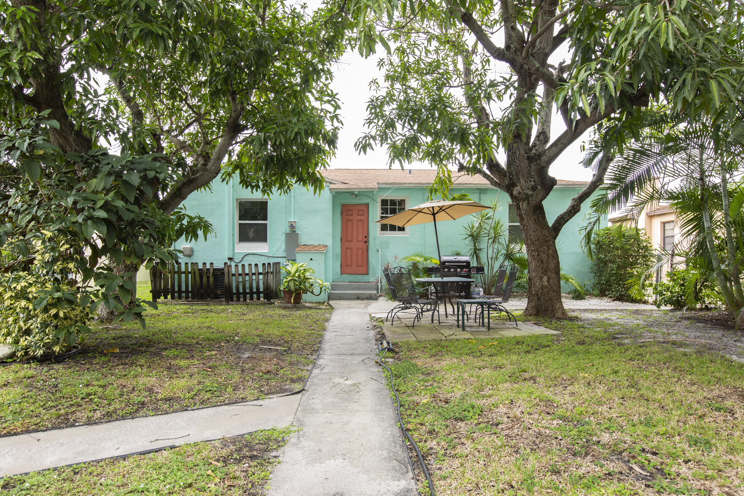 a view of a house with backyard and a sitting area