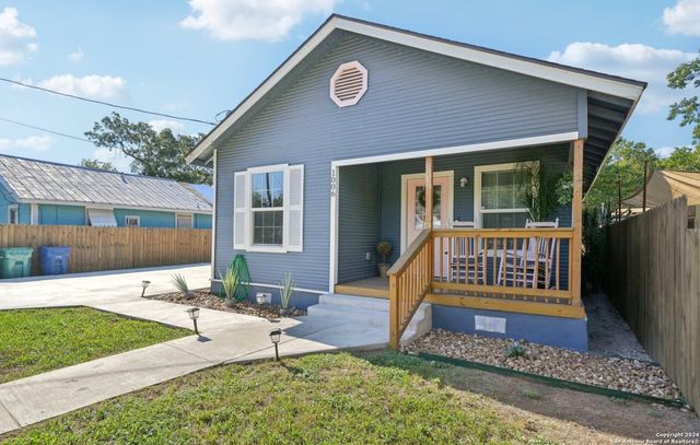 $1,900 | 1006 Center Street, Unit 1 | Dignowity Hill