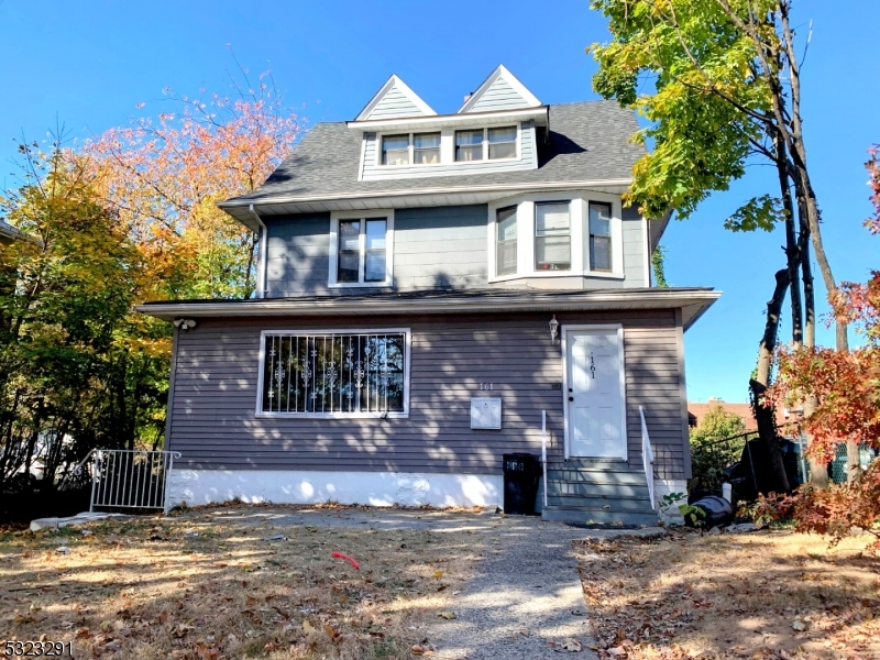 a view of a yard in front of house