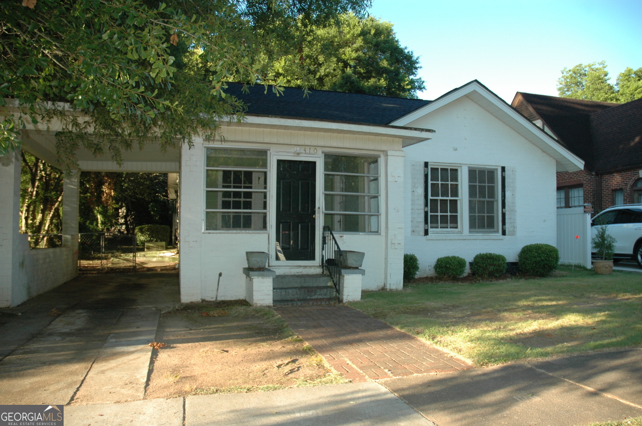 a view of a house with backyard and sitting area