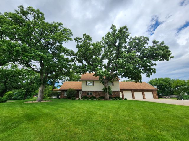 $630,000 | 560 26th Street Northeast | Owatonna