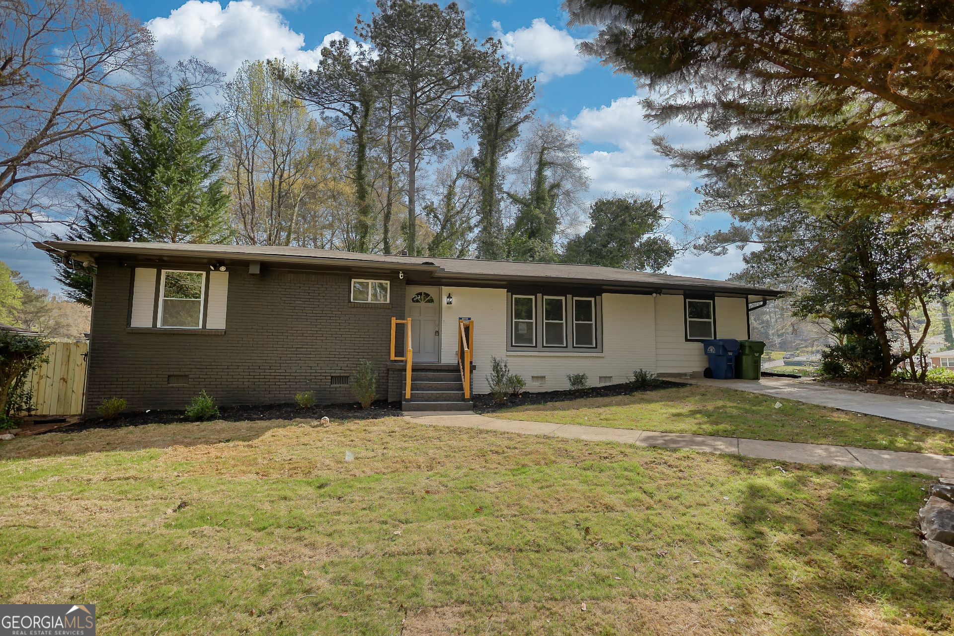 a view of a house with a yard