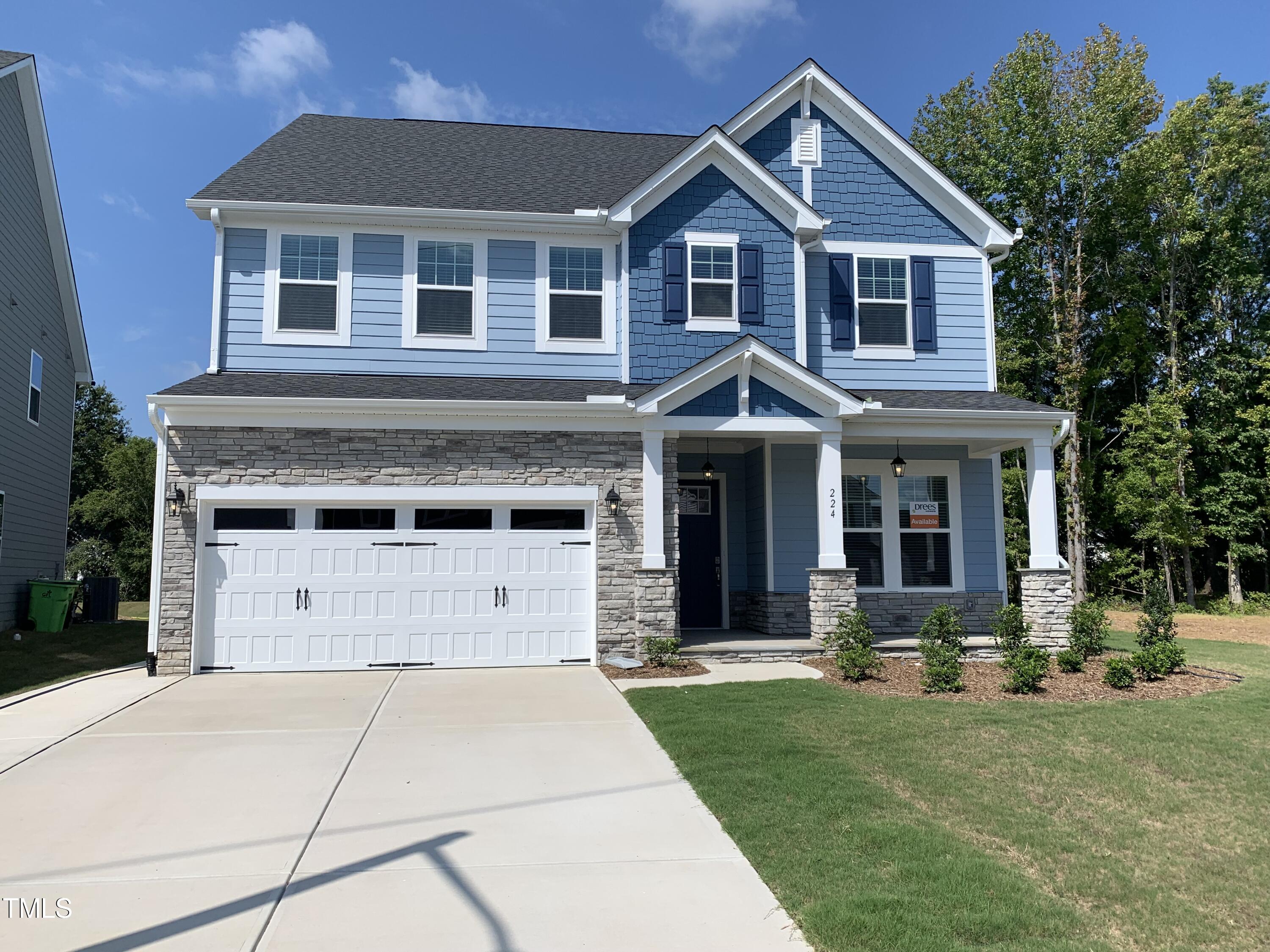 a view of a yard in front of house