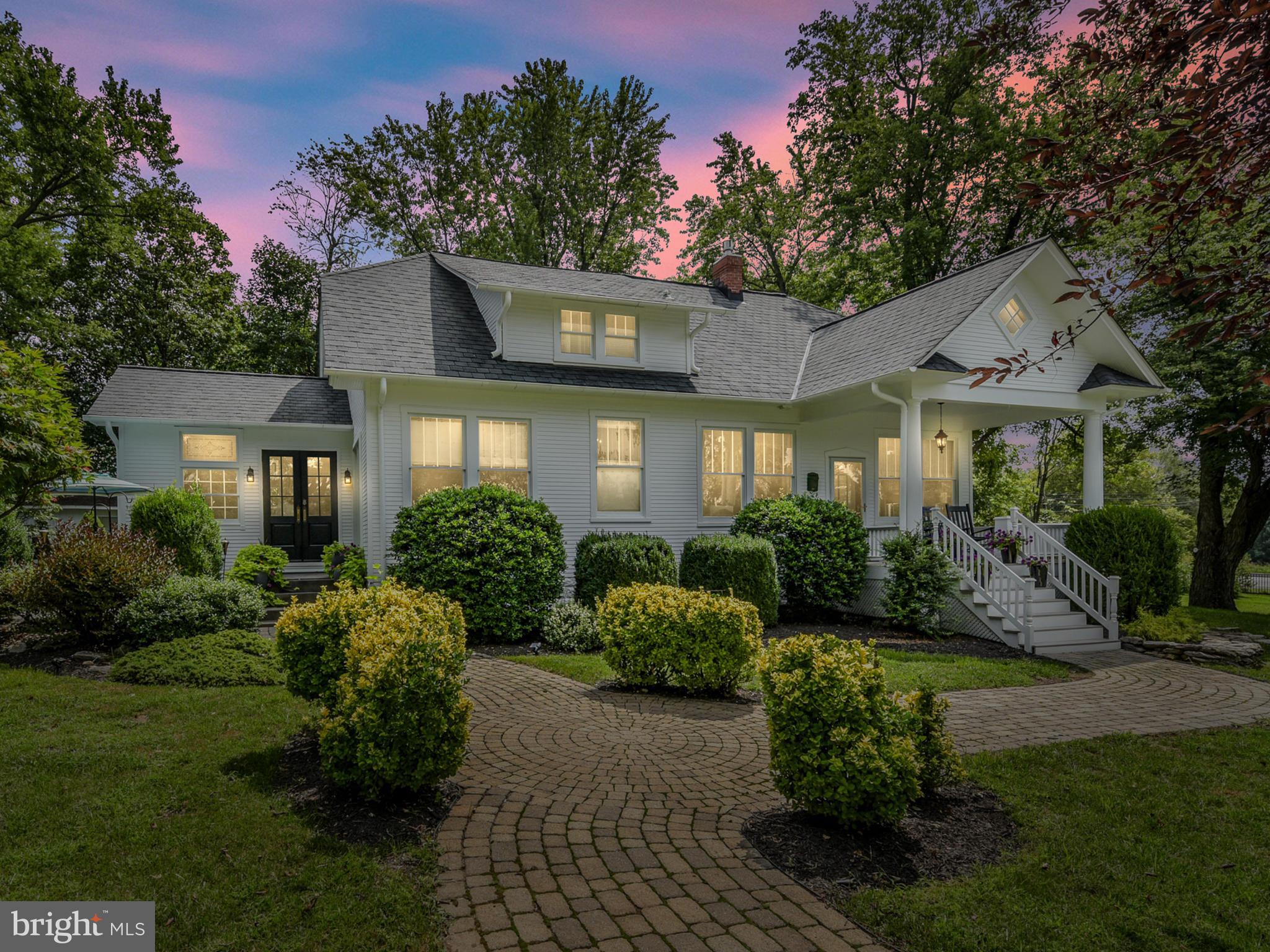 Beautifully renovated 1920's Victorian bungalow!