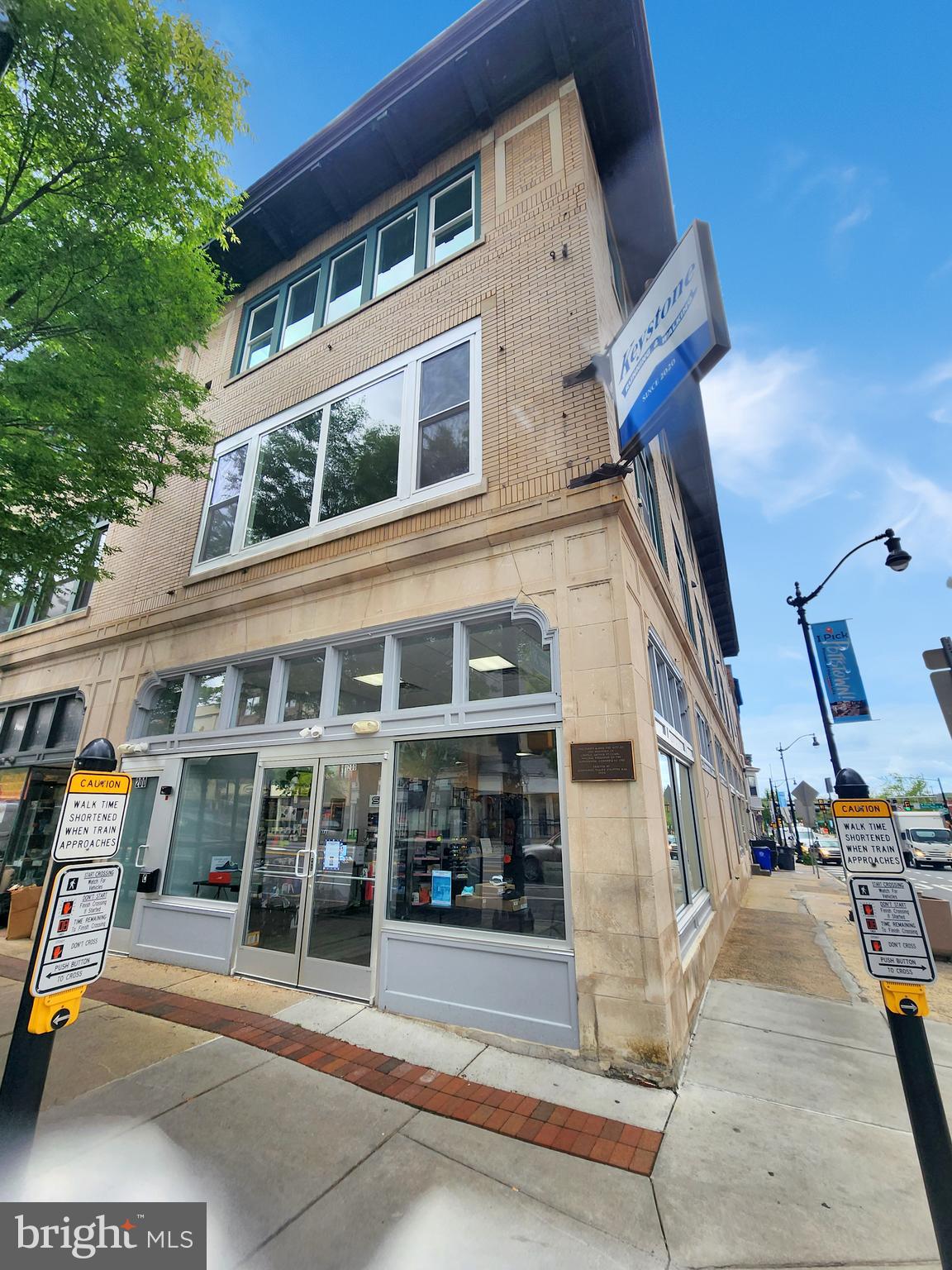 a view of a building with car parked