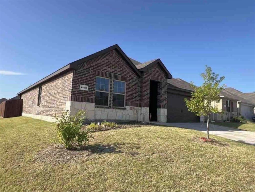 a view of a house with a yard