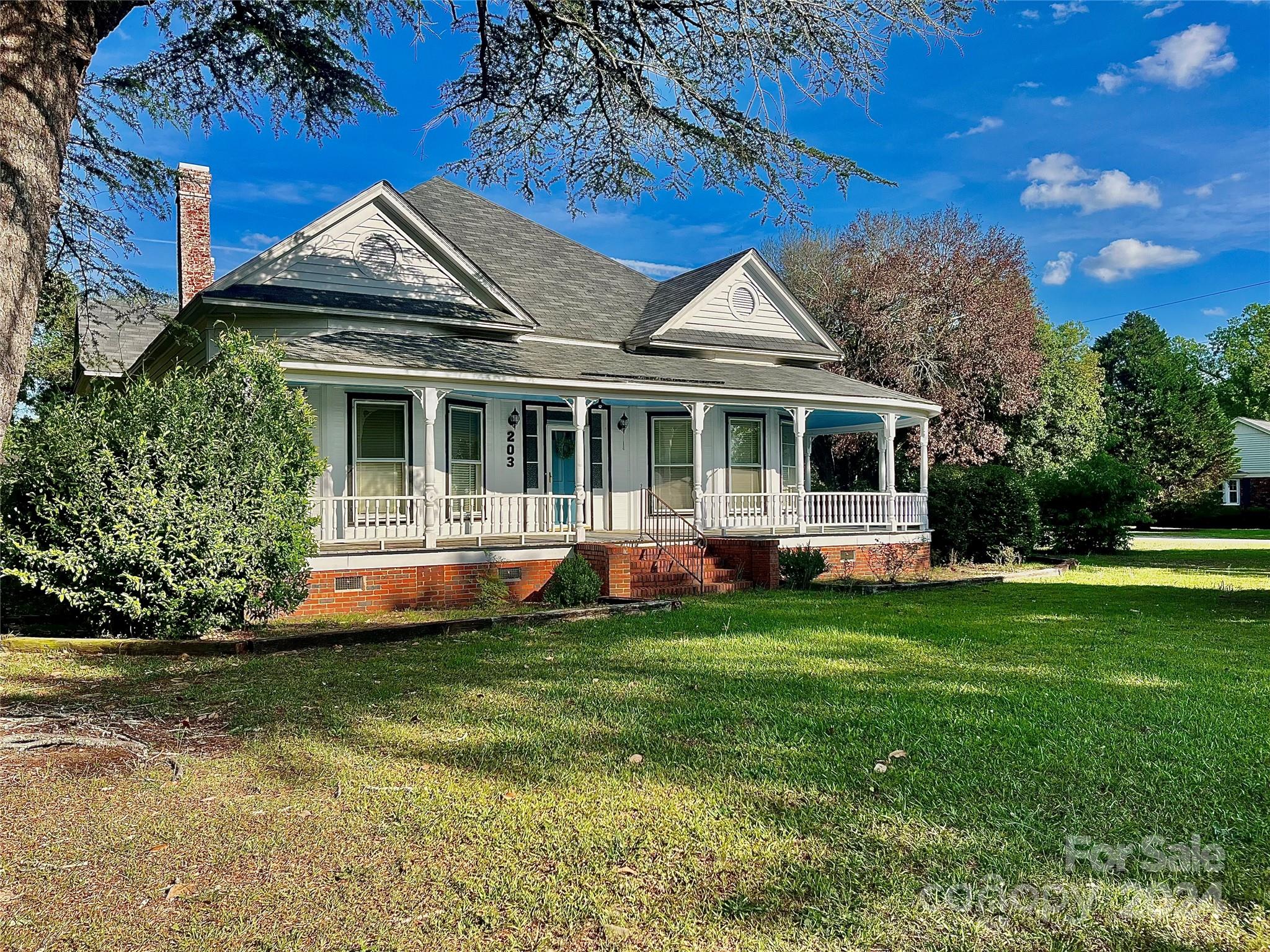 a view of a house with a yard