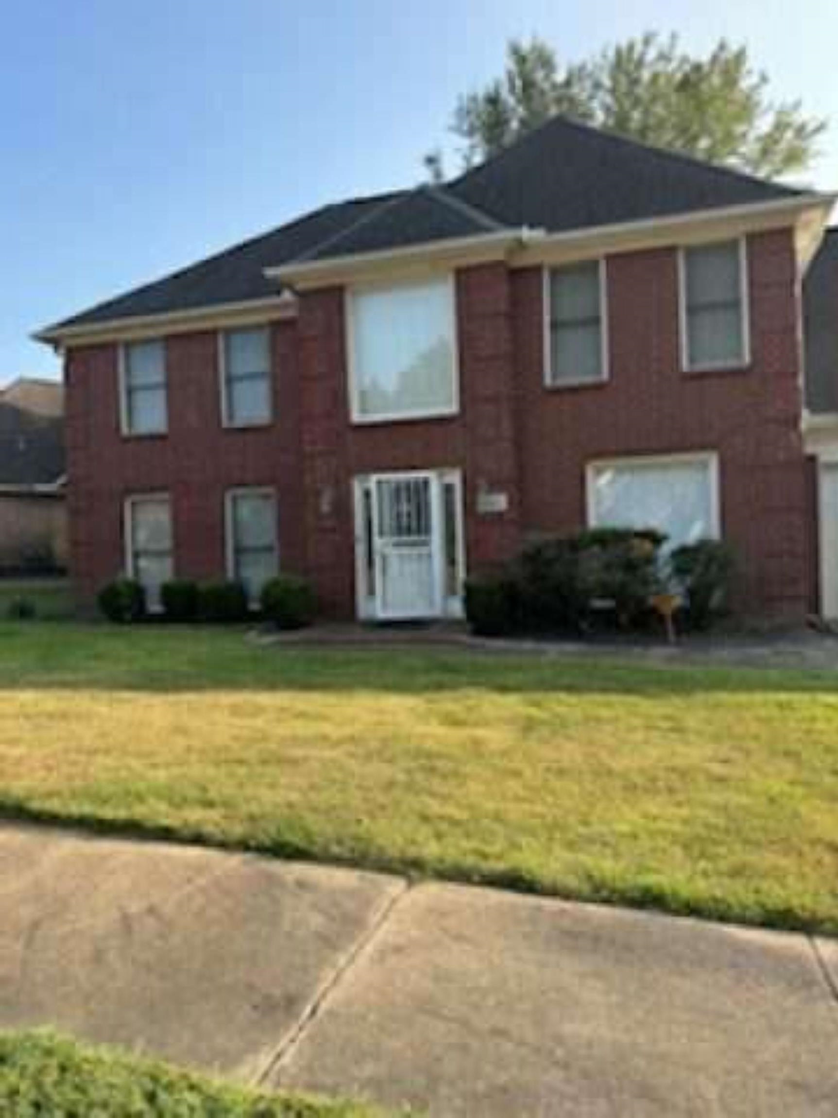 View of front facade featuring a front lawn