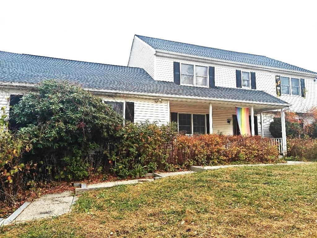 View of front facade with a front lawn