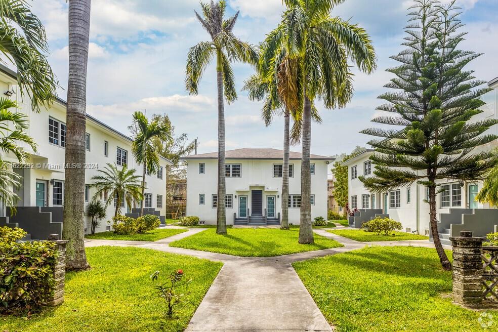 a view of a yard with palm trees