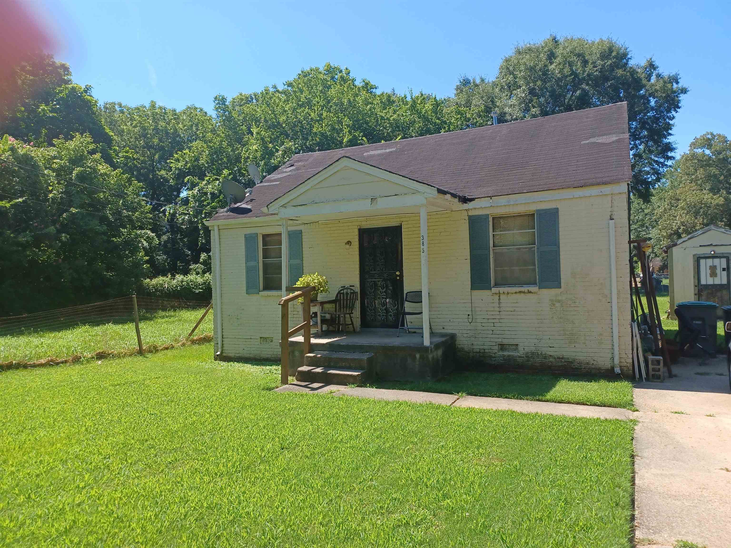 a view of a house with backyard porch and garden