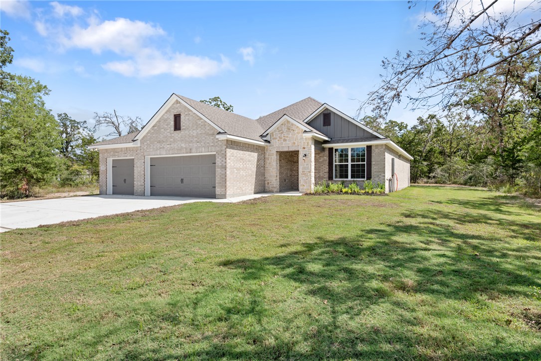 View of front of house with a front lawn and a gar