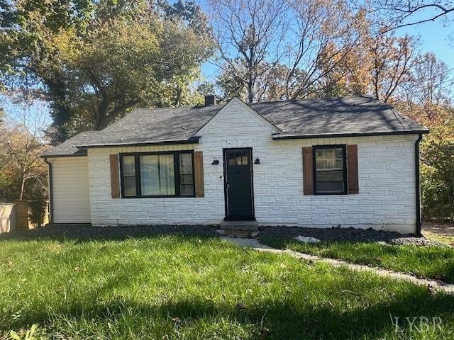 a view of house with front yard