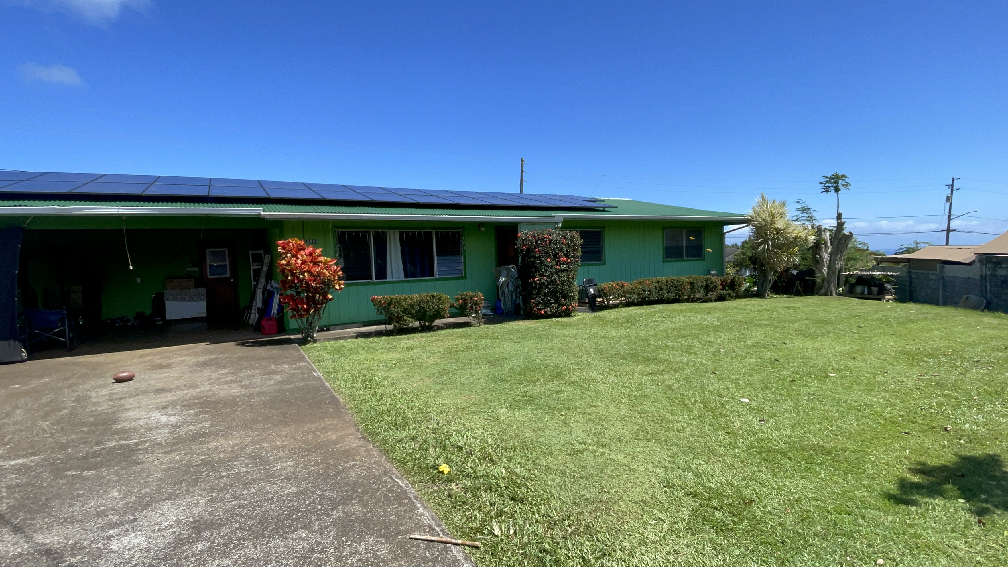 a view of a house with backyard and porch