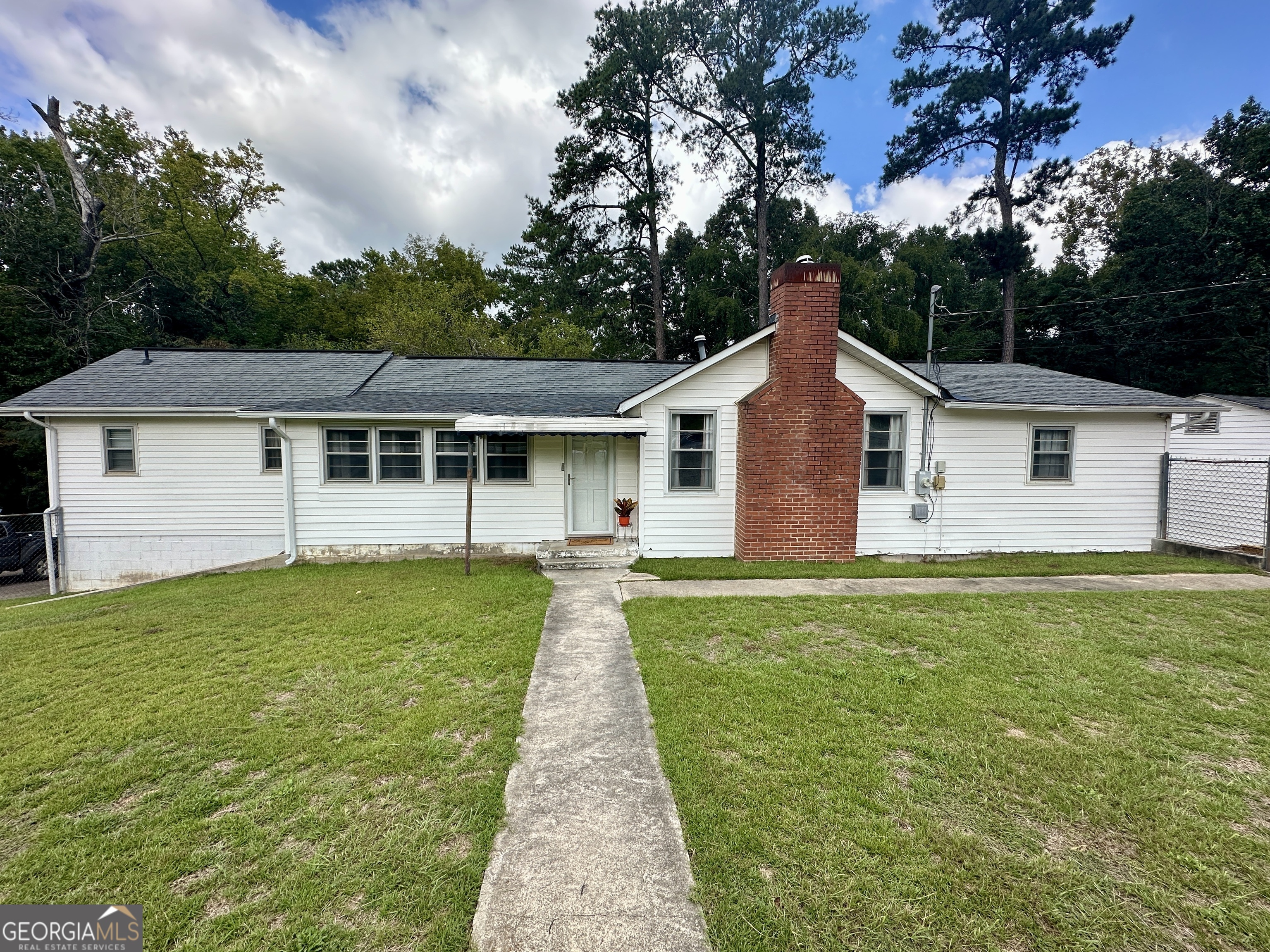 a view of a yard in front of house