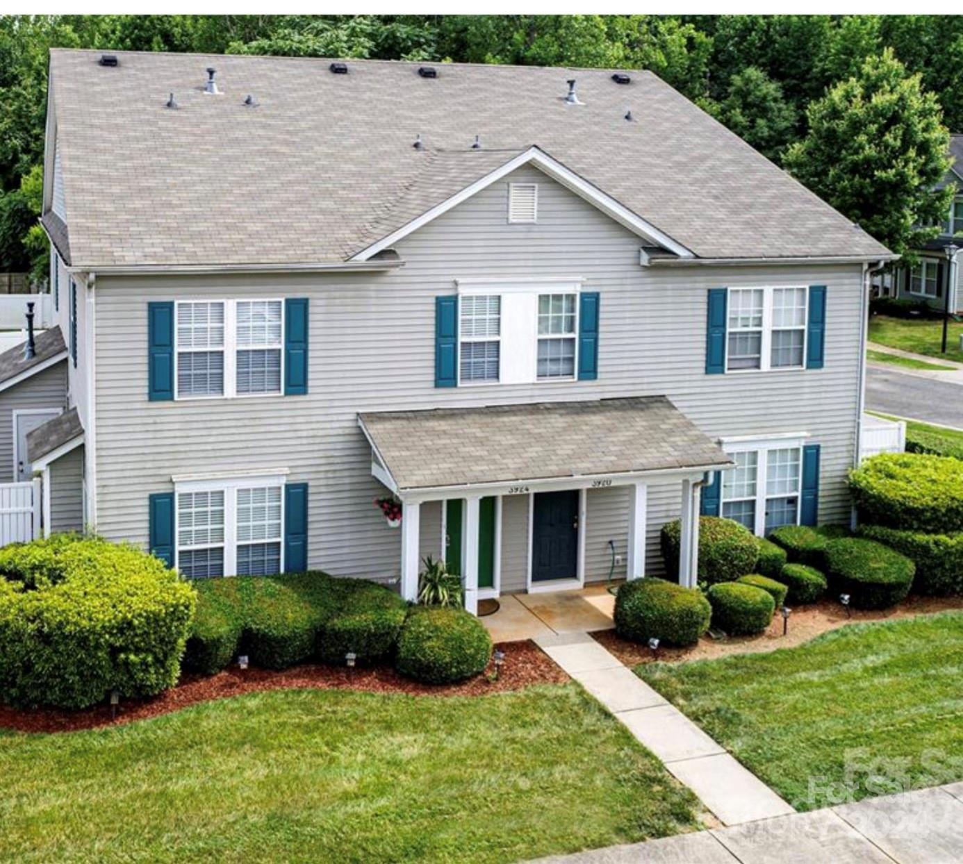 a view of a yard in front of house