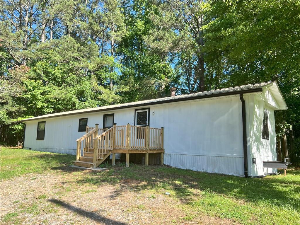 a view of a backyard with small cabin