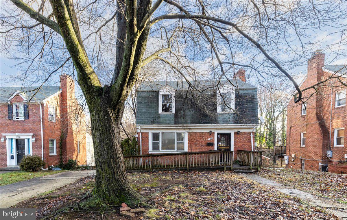 a view of house with a yard