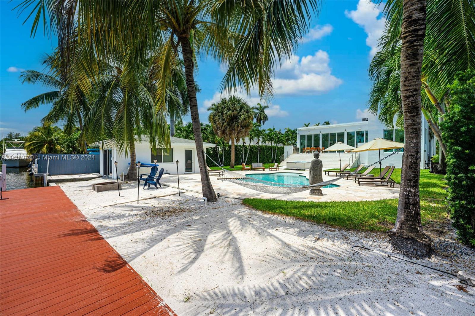 a view of a yard with palm trees