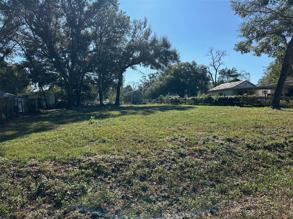 a view of a yard with a house