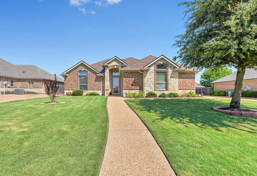 a view of house in front of yard