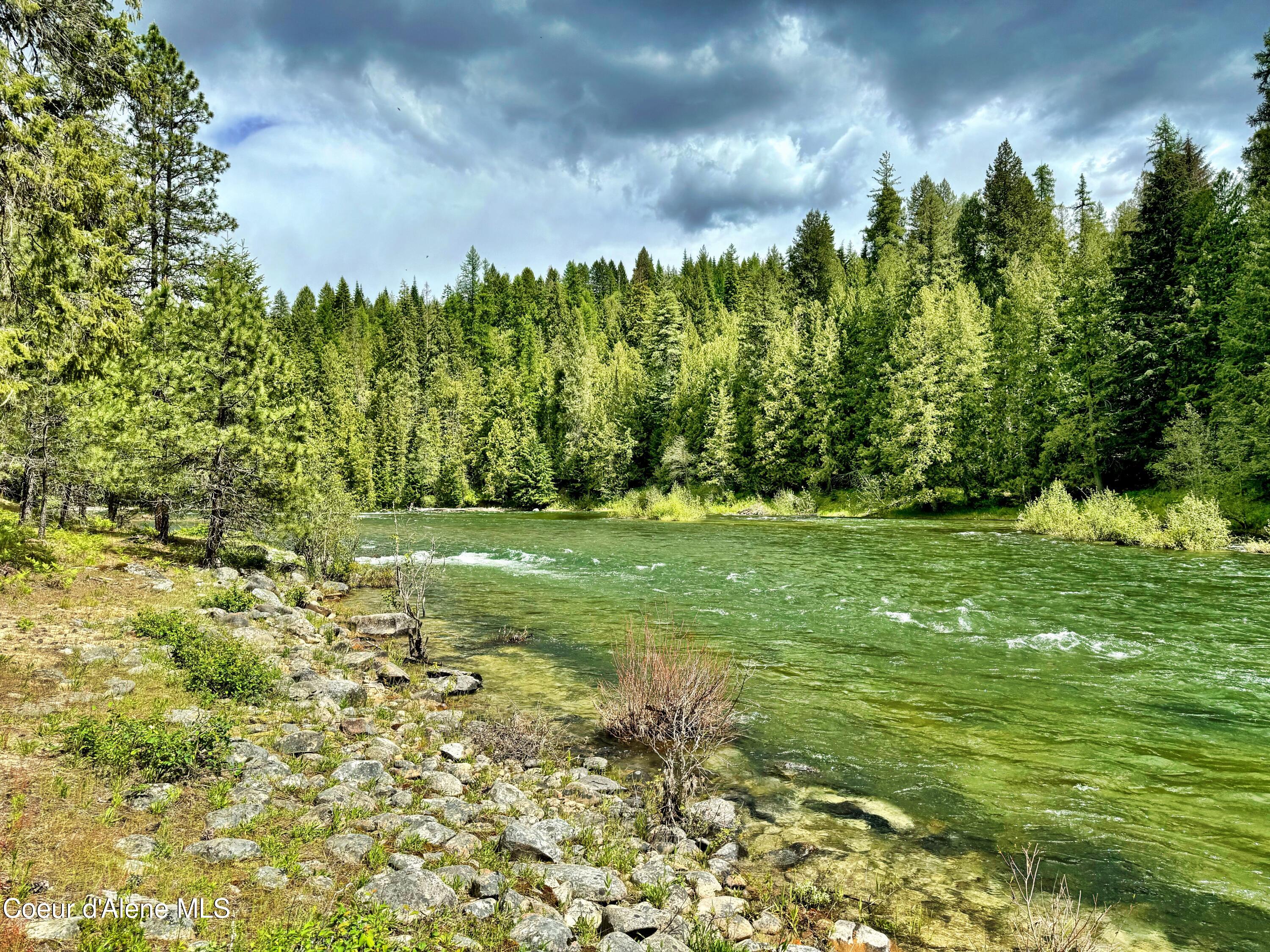 Gorgeous Priest River frontage!