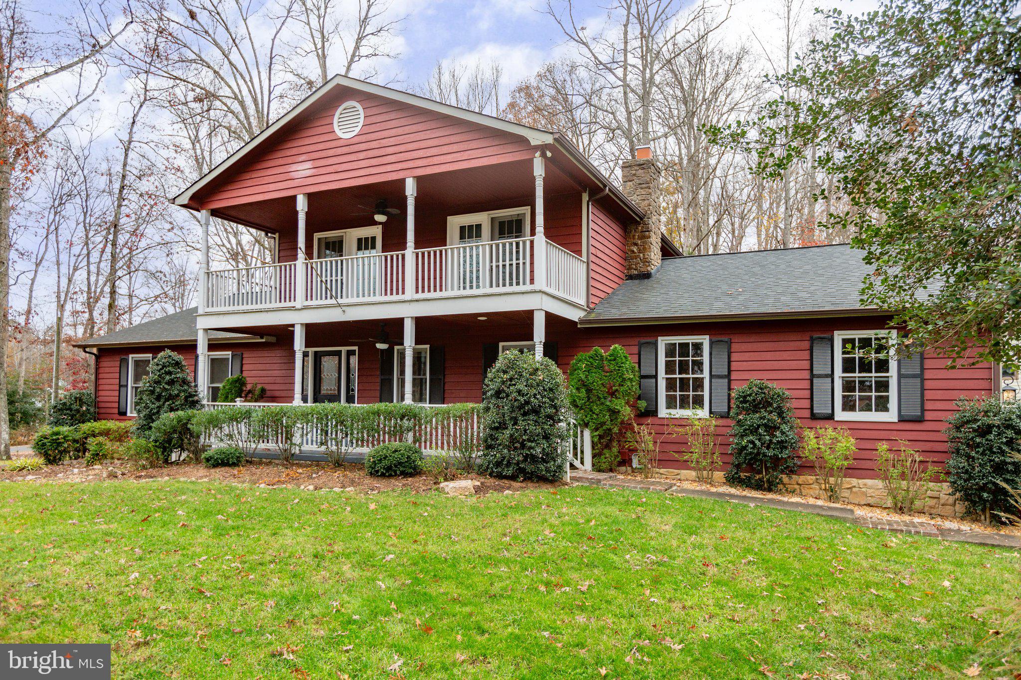 Dual front porches- upper and lower level!