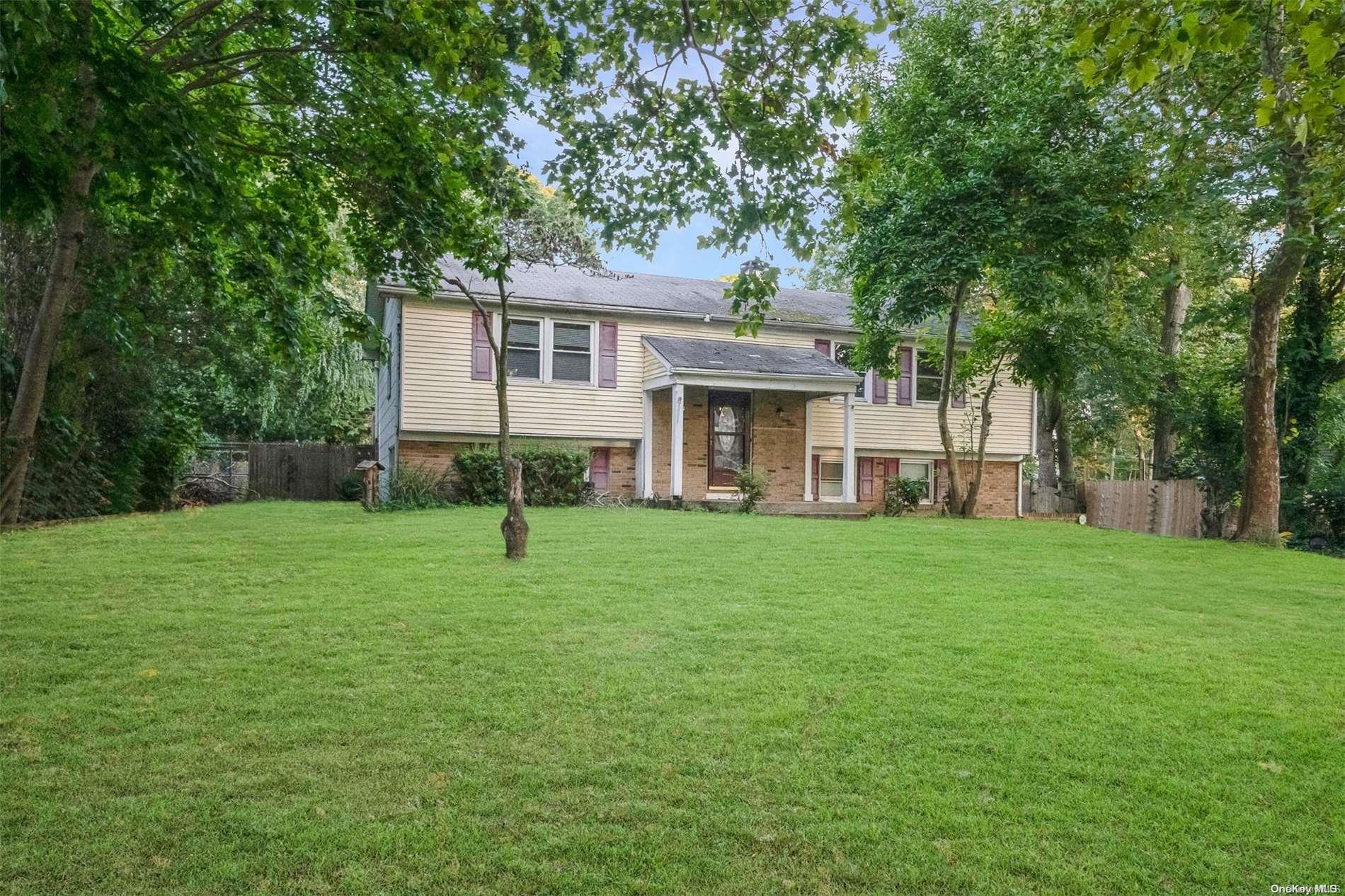 a view of an house with backyard and a garden