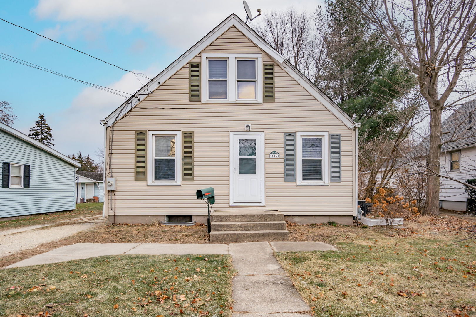 a view of a house with a yard