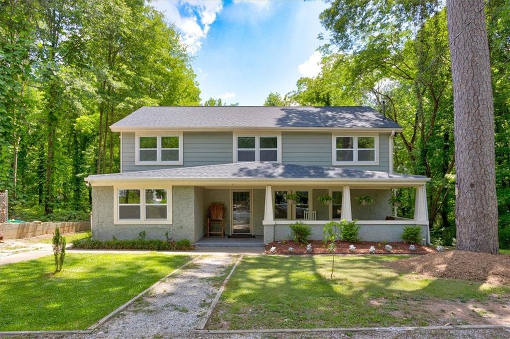 a view of a house with a yard