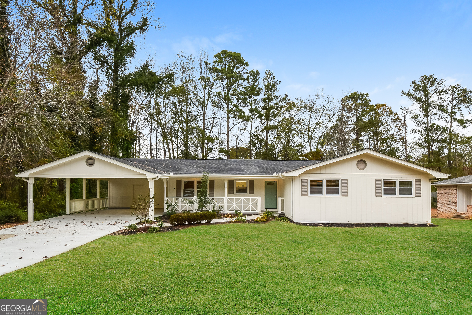 a view of a house with a yard