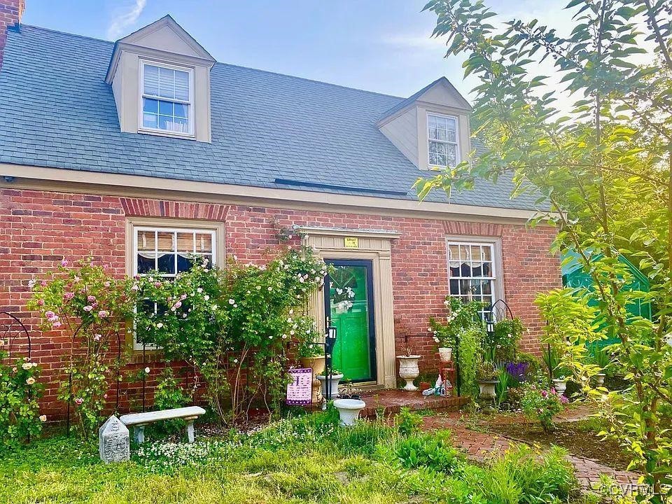 a view of a house with a yard and plants