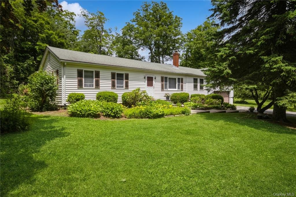 a view of a yard in front of house