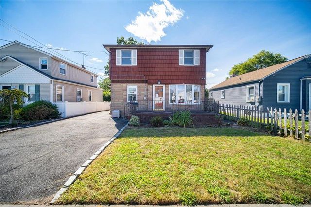 $729,000 | 35 Bert Avenue | Westbury