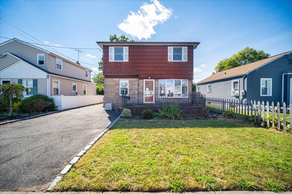 Front of property featuring a front yard